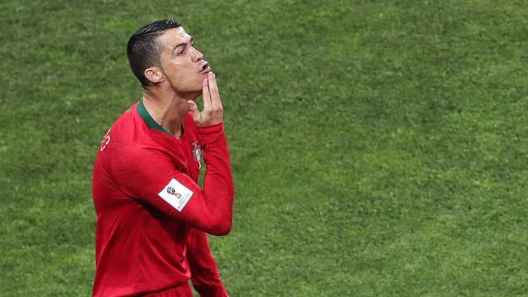 Cristiano Ronaldo jubelt nach seinem ersten Tor gegen Spanien: Die Ziegen-Geste könnte eine Message für seinen Rivalen Lionel Messi sein.