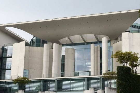 Vorderseite des Bundeskanzleramts in Berlin.
