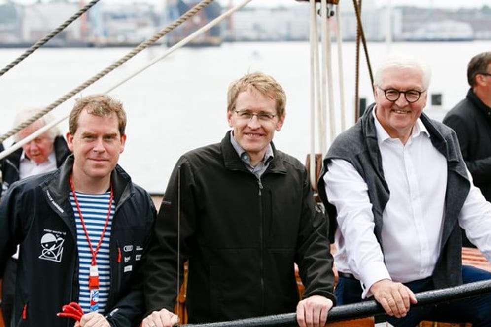 Oberbürgermeister Ulf Kämpfer (l-r), Ministerpräsident Daniel Günther und Bundespräsident Frank-Walter Steinmeier an Bord des Segelschulschiffs Thor Heyerdal.