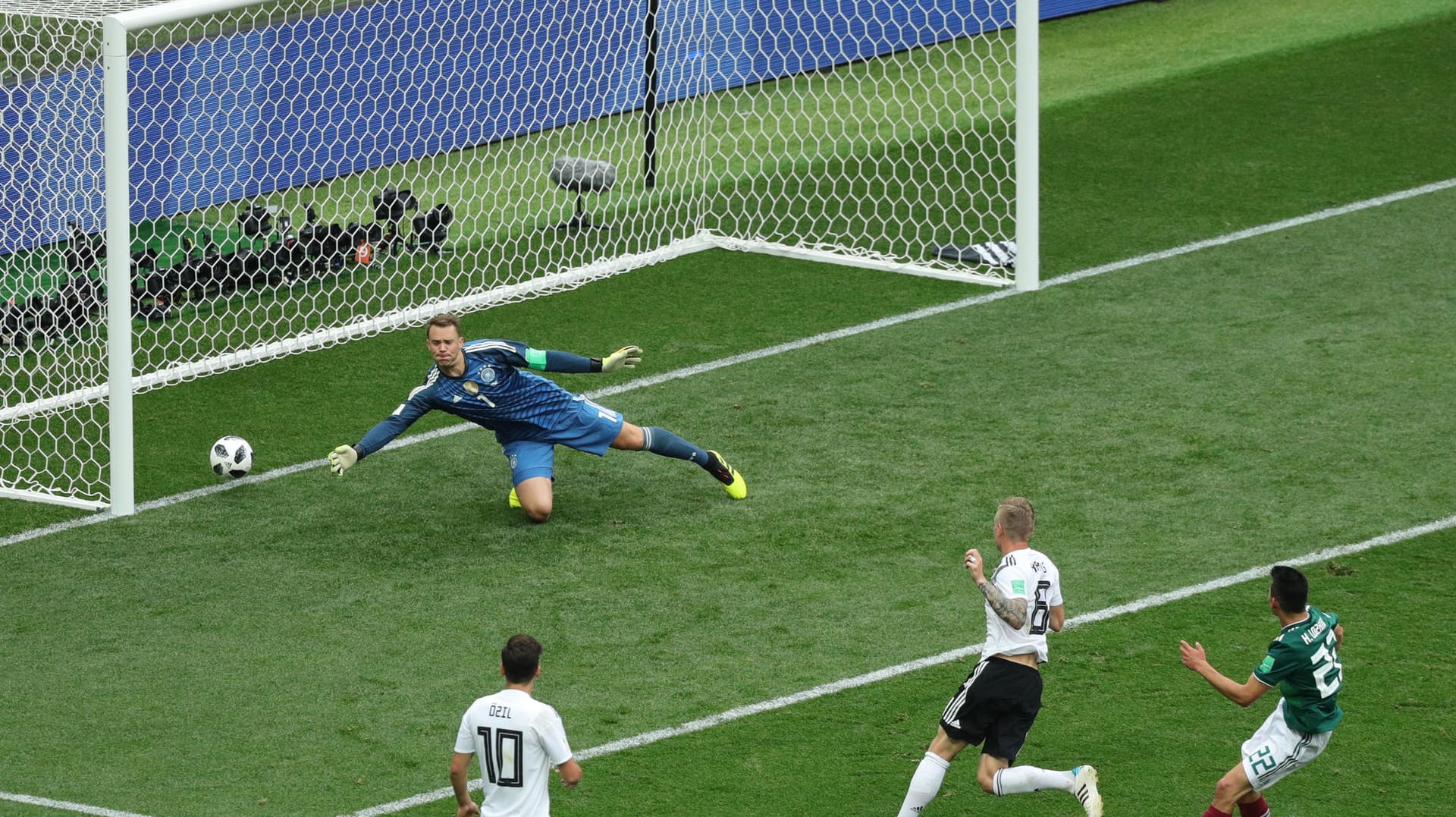 Hier schlägt der Ball im Tor von Manuel Neuer ein: Das überraschende 0:1 durch Lozano (r.).