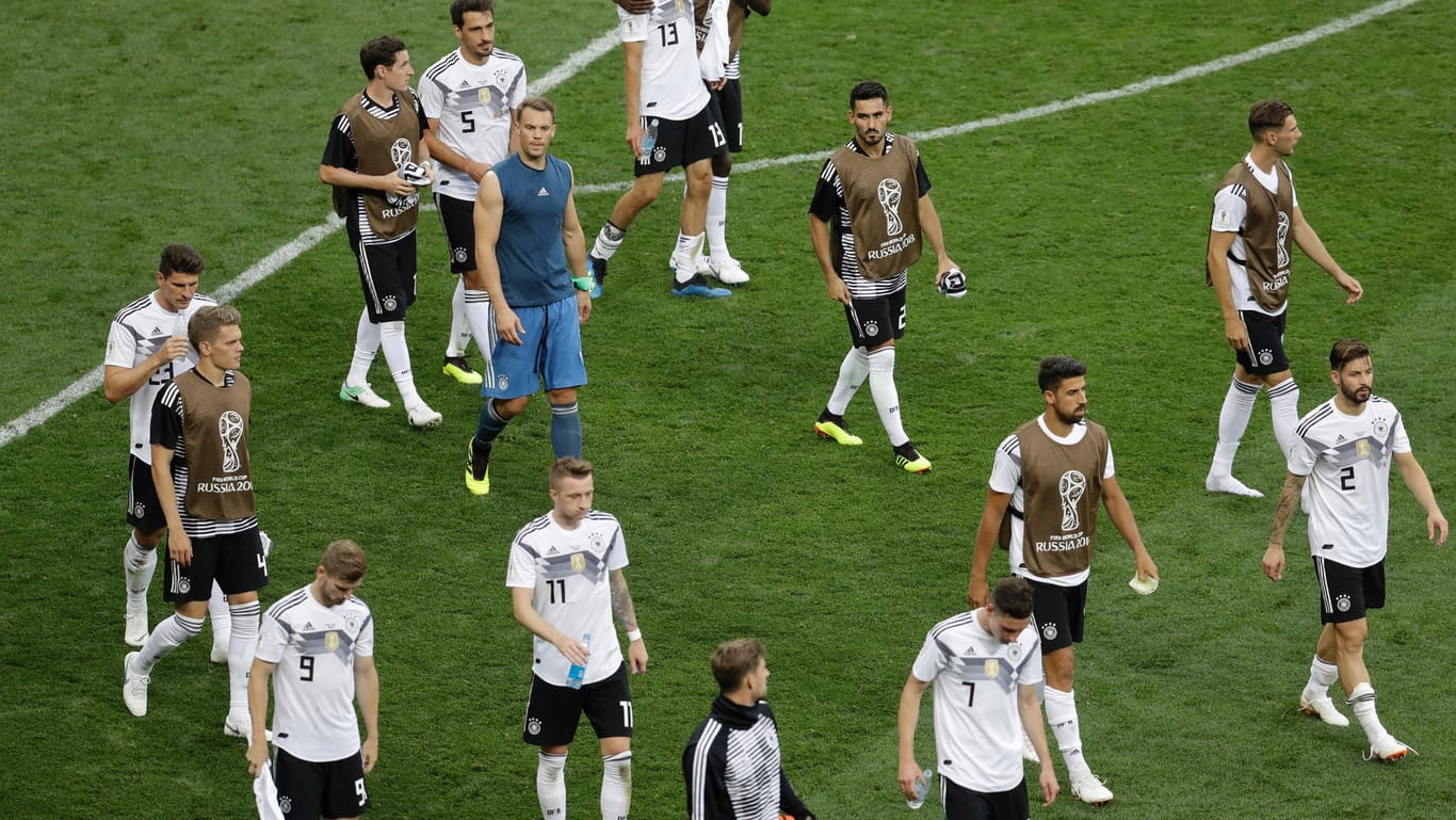 Schwieriger Abgang: Die deutschen Spieler verlassen enttäuscht das Spielfeld nach der Niederlage gegen Mexiko.