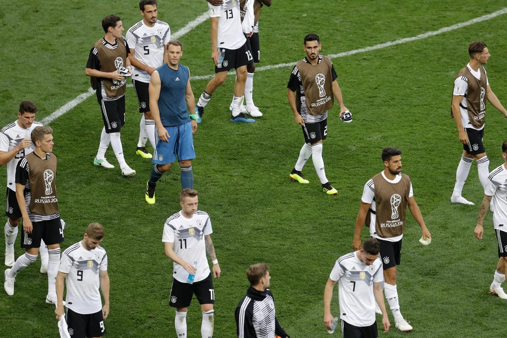 Schwieriger Abgang: Die deutschen Spieler verlassen enttäuscht das Spielfeld nach der Niederlage gegen Mexiko.