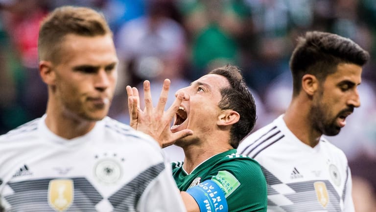 Mexikos Andres Guardado (2.v.l.) jubelt, die Nationalspieler Joshua Kimmich (l.) und Sami Khedira können es nicht glauben. Der WM-Start wurde für Deutschland eine Katastrophe.