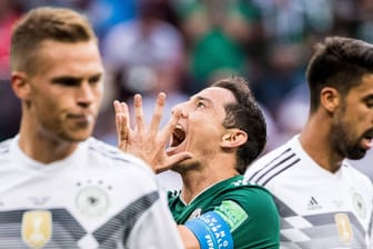 Mexikos Andres Guardado (2.v.l.) jubelt, die Nationalspieler Joshua Kimmich (l.) und Sami Khedira können es nicht glauben. Der WM-Start wurde für Deutschland eine Katastrophe.