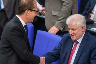 Horst Seehofer und Alexander Dobrindt: Im Asylstreit mit Kanzlerin Merkel fordern die CSU-Politiker einen nationalen Alleingang in der Flüchtlingspolitik.