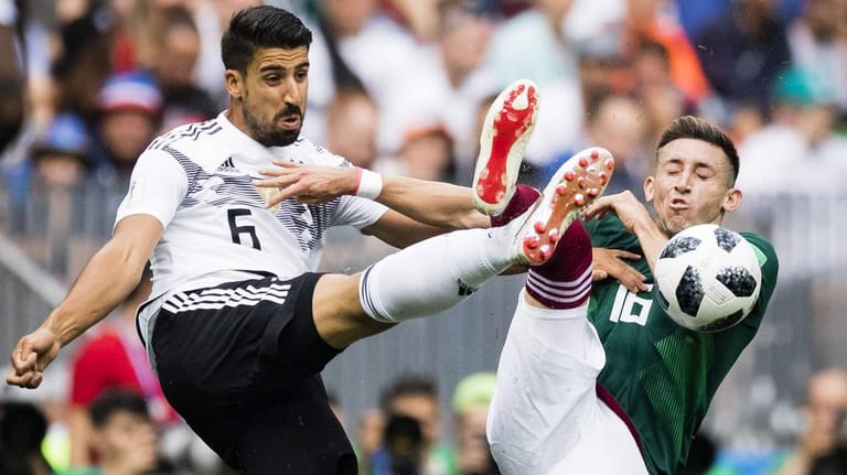 Sami Khedira (l.) im Zweikampf mit Mexikos Hector Herrera: Der deutsche Mittelfeldspieler muss um seinen Platz in der Startelf bangen.