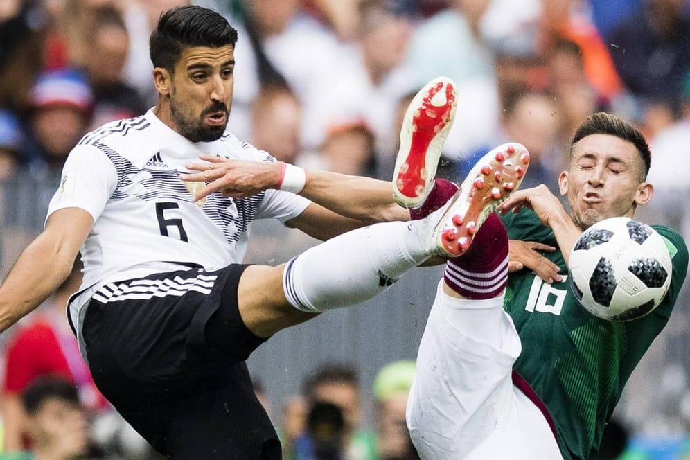 Sami Khedira (l.) im Zweikampf mit Mexikos Hector Herrera: Der deutsche Mittelfeldspieler muss um seinen Platz in der Startelf bangen.