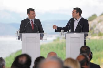 Zoran Zaev, Ministerpräsident von Mazedonien, und Alexis Tsipras, Ministerpräsident von Griechenland: Die ehemalige jugoslawische Teilrepublik darf sich künftig Nord-Mazedonien nennen.