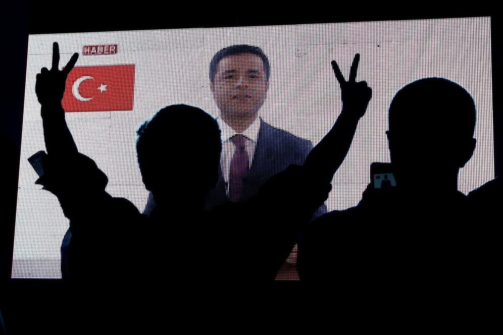 Selahattin Demirtas bei seiner Wahlkampfrede im Staatsfernsehen: Mehr als anderthalb Jahre sitzt er schon in Untersuchungshaft.