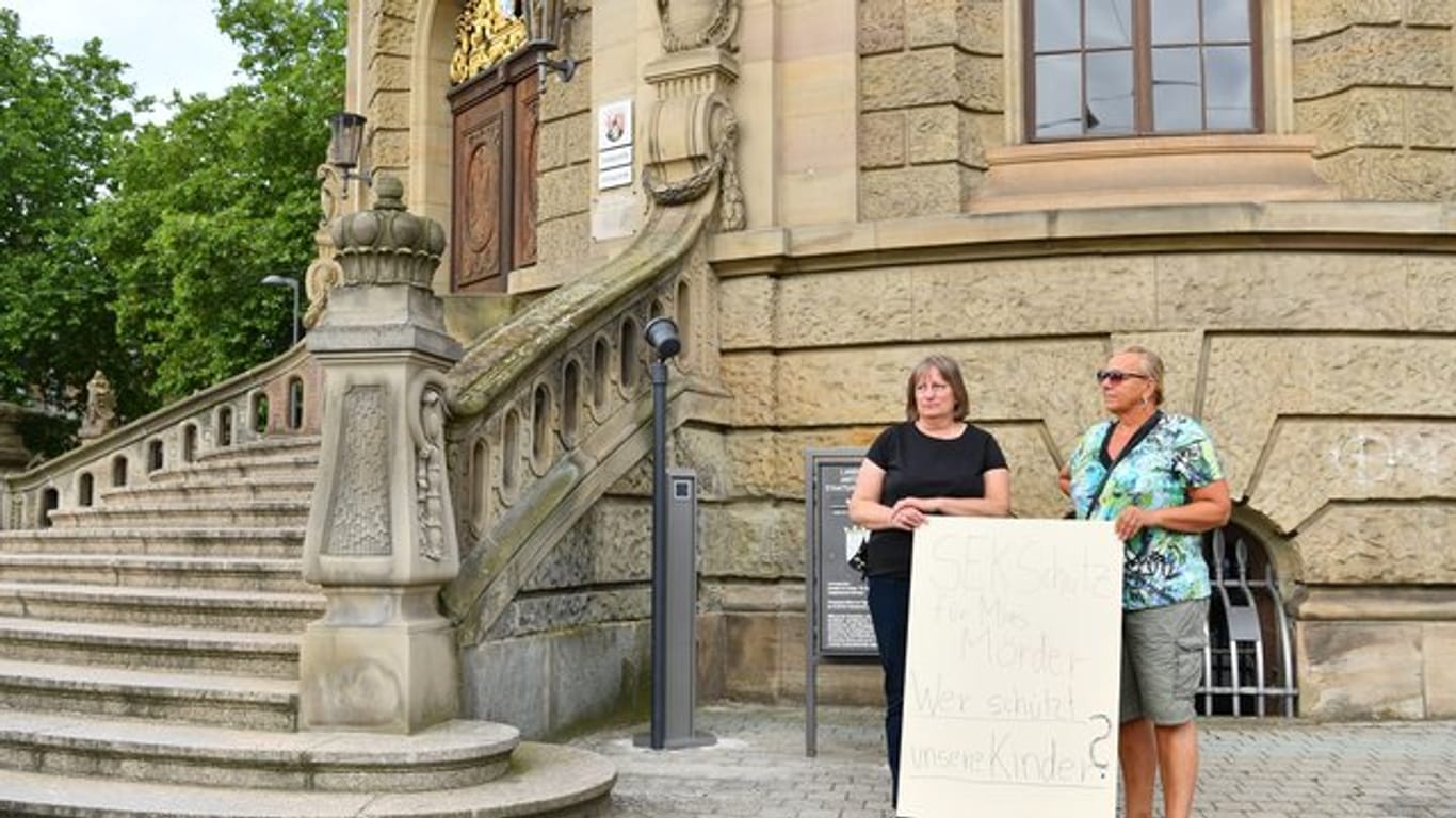 Protestaktion vor dem Landegericht in Landau.