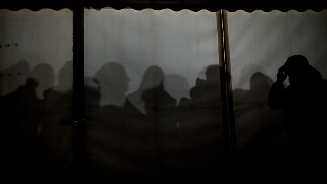Flüchtlinge warten Ende 2015 vor dem Landesamt für Gesundheit und Soziales (LaGeSo) in Berlin. Flüchtlinge warten Ende 2015 vor dem Landesamt für Gesundheit und Soziales (LaGeSo) in Berlin.