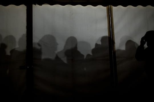 Flüchtlinge warten Ende 2015 vor dem Landesamt für Gesundheit und Soziales (LaGeSo) in Berlin.