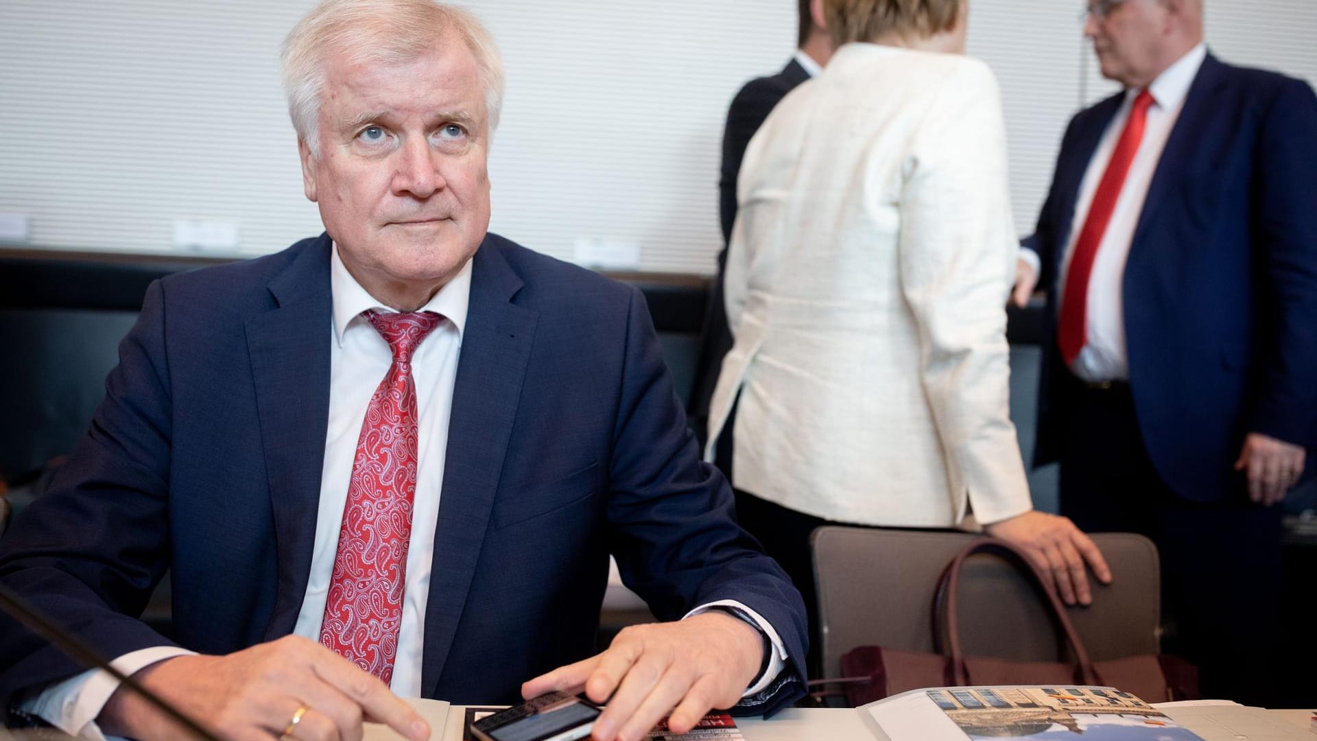 Horst Seehofer im Vordergrund, Angela Merkel im Hintergrund: Möglicherweise spaltet sich die Unionsfraktion – oder die Regierungskoalition zerbricht. Oder kann sich Seehofer doch mit seinem "Masterplan" durchsetzen?