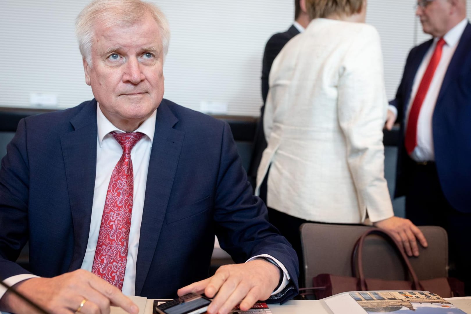 Horst Seehofer im Vordergrund, Angela Merkel im Hintergrund: Möglicherweise spaltet sich die Unionsfraktion – oder die Regierungskoalition zerbricht. Oder kann sich Seehofer doch mit seinem "Masterplan" durchsetzen?