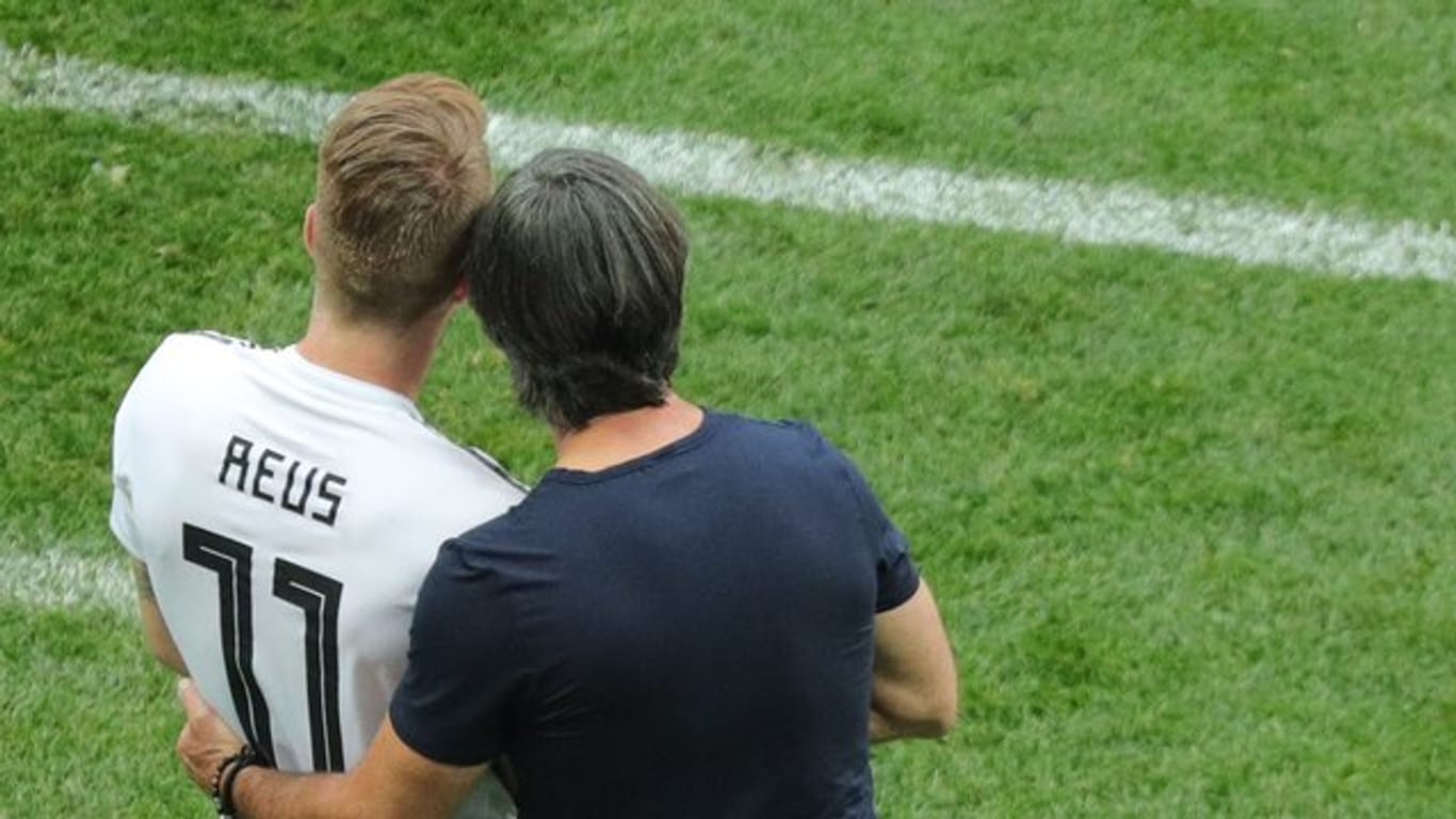 Bundestrainer Joachim Löw im Gespräch mit Marco Reus.