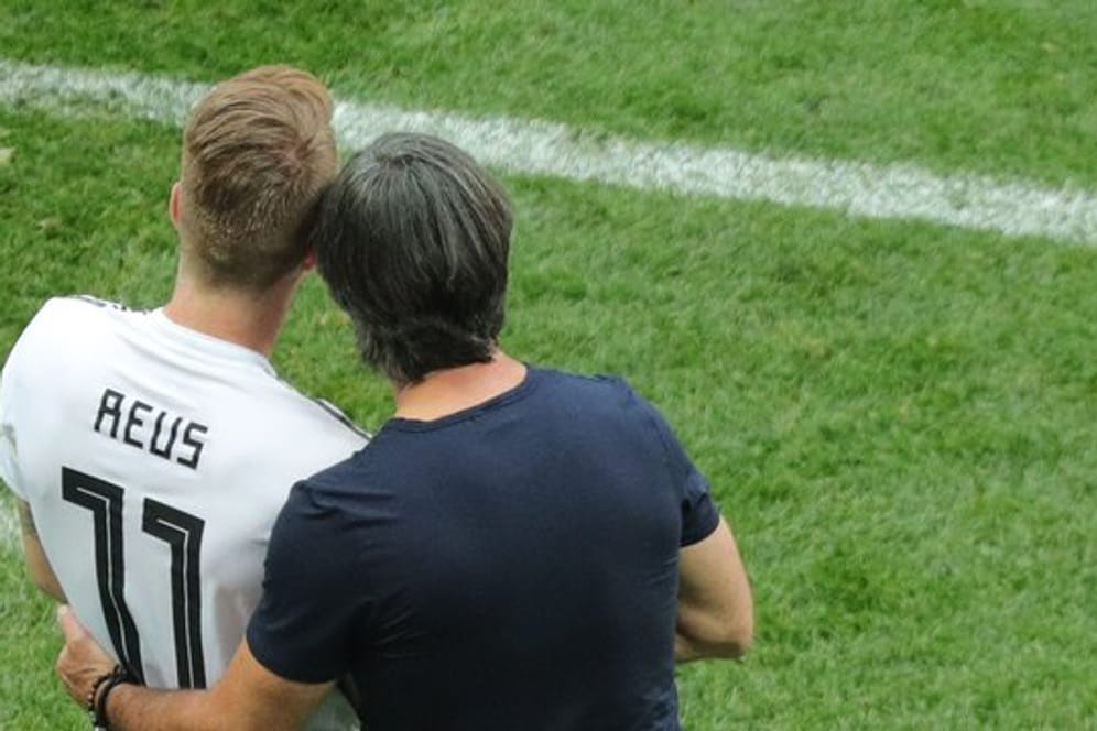 Bundestrainer Joachim Löw im Gespräch mit Marco Reus.