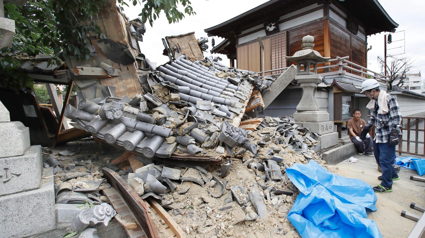 Ein zerstörter Tempel in Ibaraki Stadt: ie Meteorologische Behörde gab die Stärke des Bebens mit 6,1 an, zunächst war sie auf 5,9 geschätzt worden.