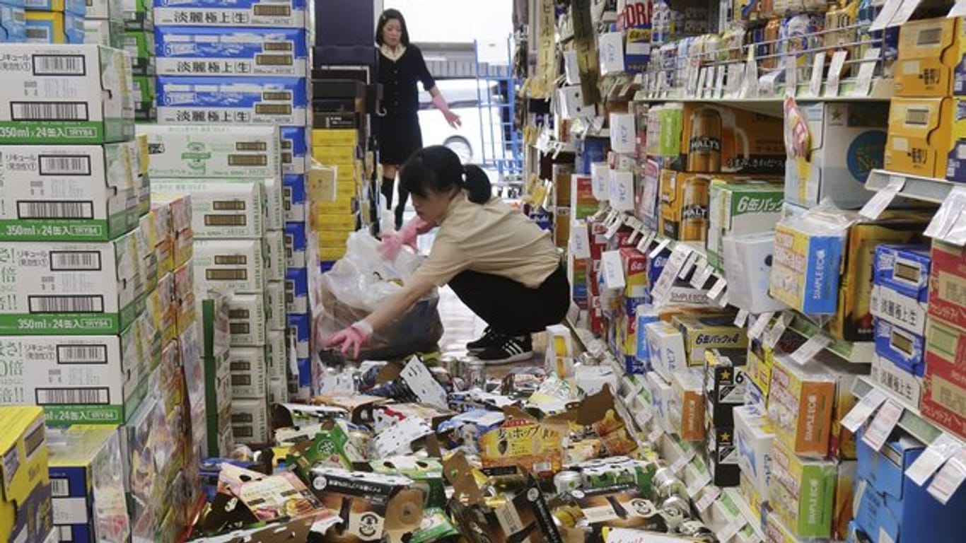 Dosen und andere Waren liegen nach dem Erdbeben auf dem Boden eines Supermarktes in Hirakata.