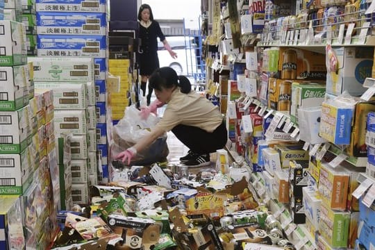 Dosen und andere Waren liegen nach dem Erdbeben auf dem Boden eines Supermarktes in Hirakata.