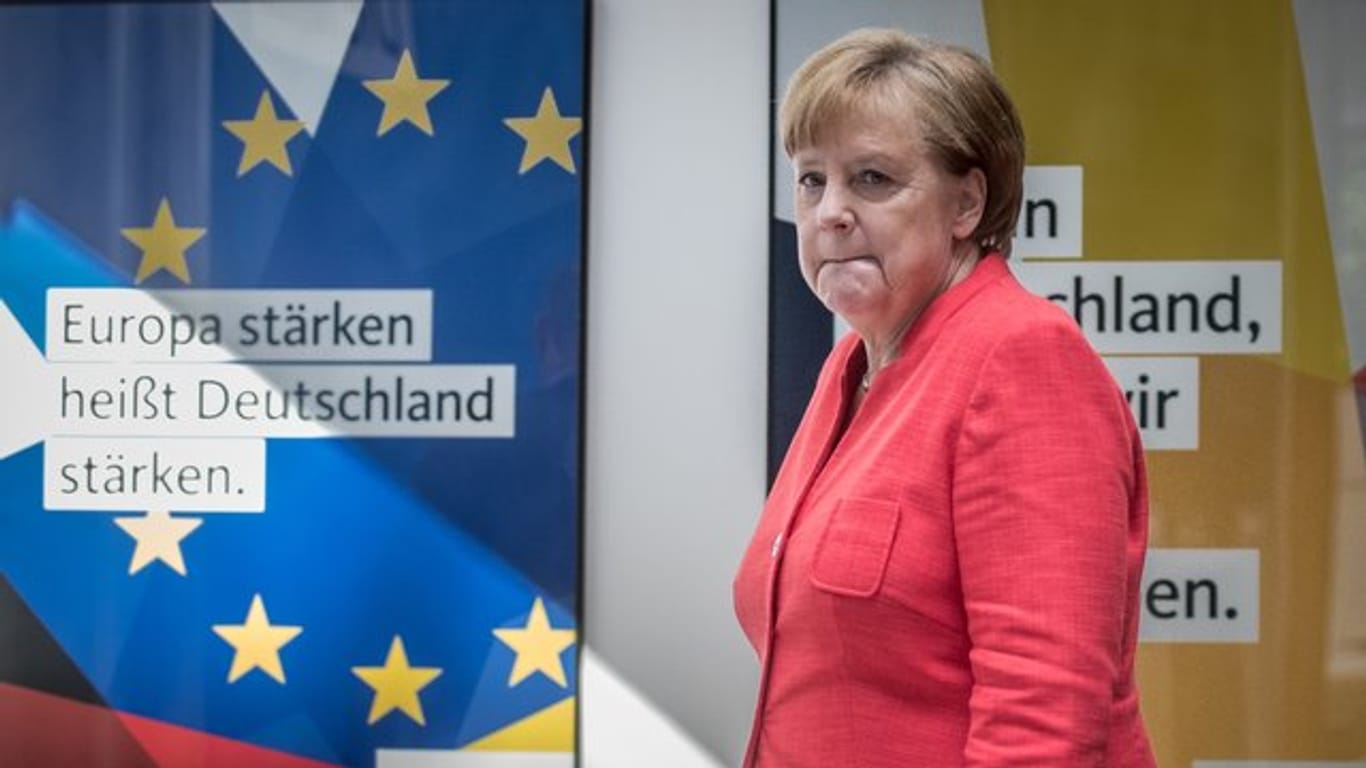 Bundeskanzlerin Angela Merkel hat ihrem Innenminister bereits indirekt mit Entlassung gedroht.