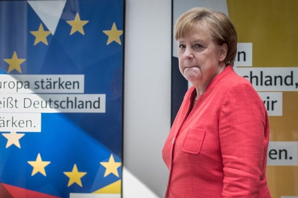 Bundeskanzlerin Angela Merkel hat ihrem Innenminister bereits indirekt mit Entlassung gedroht.