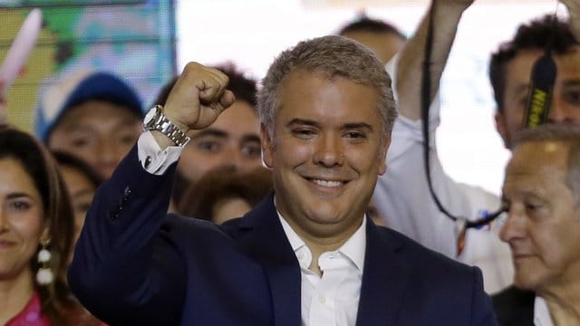 Ivan Duque, konservativer Kandidat, jubelt über seinen Sieg bei der Präsidentenwahl in Kolumbien. Ivan Duque, konservativer Kandidat, jubelt über seinen Sieg bei der Präsidentenwahl in Kolumbien.