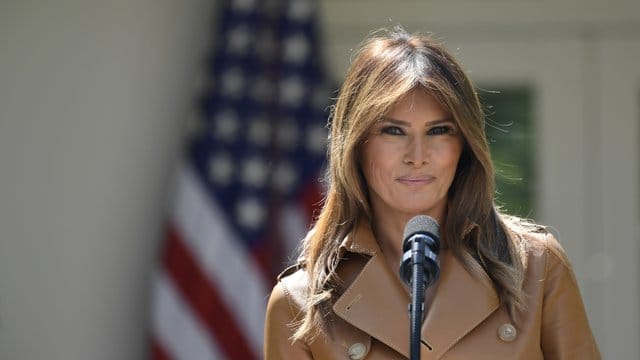 First Lady Melania Trump hat sich entschieden gegen die Praxis der Einwanderungsbehörden, Familien zu trennen, ausgesprochen. First Lady Melania Trump hat sich entschieden gegen die Praxis der Einwanderungsbehörden, Familien zu trennen, ausgesprochen.