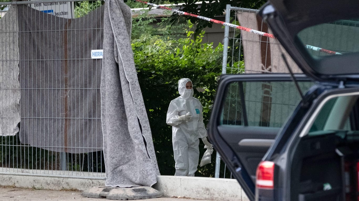 Polizeibeamte sichern Spuren am Tatort in Barsinghausen: Eine 16-Jährige ist wahrscheinlich Opfer einer Gewalttat geworden.
