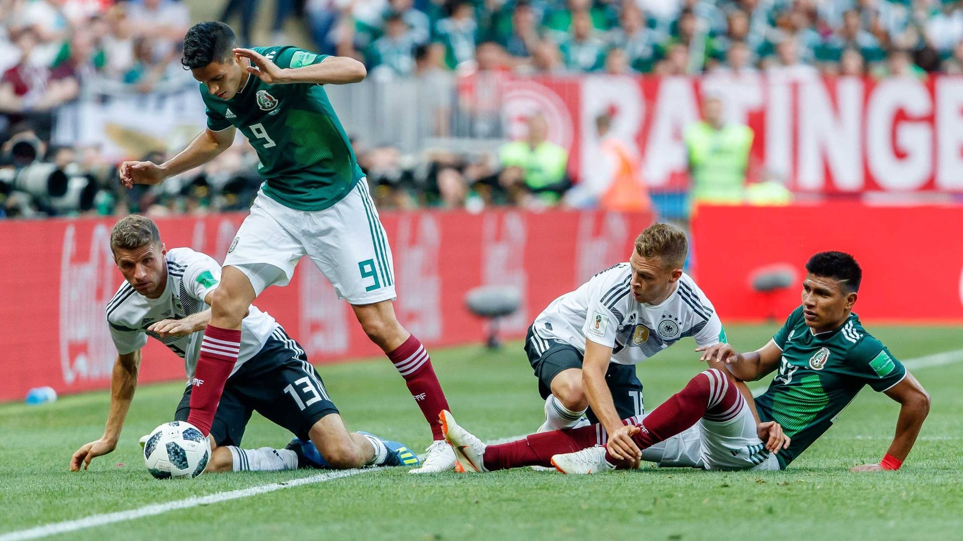 Thomas Müller (l.) und Joshua Kimmich (2. von r.) schauen Mexikos Raul Jimenez (v.) nur hinterher: Die internationale Presse geht mit dem Weltmeister hart ins Gericht.