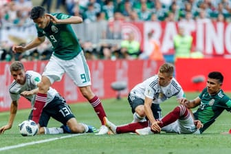 Thomas Müller (l.) und Joshua Kimmich (2. von r.) schauen Mexikos Raul Jimenez (v.) nur hinterher: Die internationale Presse geht mit dem Weltmeister hart ins Gericht.