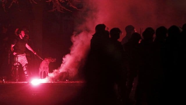 Bei gewaltsamen Demonstrationen in Skopje gegen die Vereinbarung zur Änderung des Landesnamens sind mehrere Menschen verletzt worden. Bei gewaltsamen Demonstrationen in Skopje gegen die Vereinbarung zur Änderung des Landesnamens sind mehrere Menschen verletzt worden.