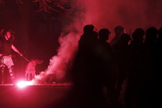 Bei gewaltsamen Demonstrationen in Skopje gegen die Vereinbarung zur Änderung des Landesnamens sind mehrere Menschen verletzt worden.