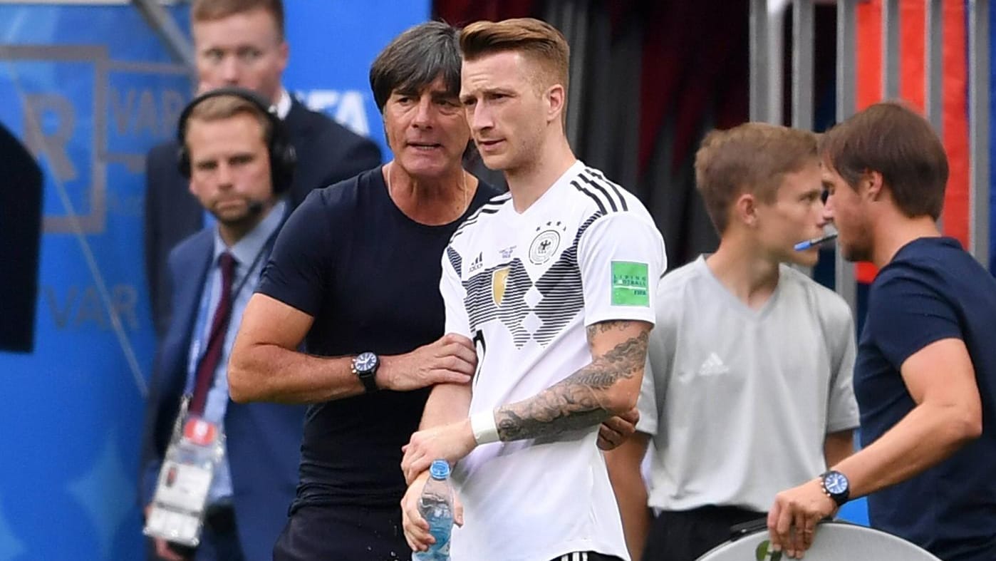 Bundestrainer Jogi Löw (l.) wechselt Marco Reus in der 2. Halbzeit gegen Mexiko ein: Der Nationalspieler erfuhr bereits im Trainingslager von seiner Bankrolle.