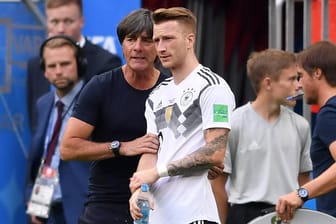 Bundestrainer Jogi Löw (l.) wechselt Marco Reus in der 2. Halbzeit gegen Mexiko ein: Der Nationalspieler erfuhr bereits im Trainingslager von seiner Bankrolle.