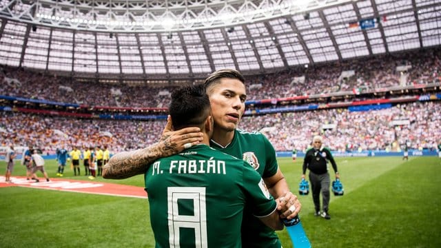 Die Mexikaner Carlos Salcedo (r) und Marco Fabian feiern den Sieg gegen das DFB-Team.