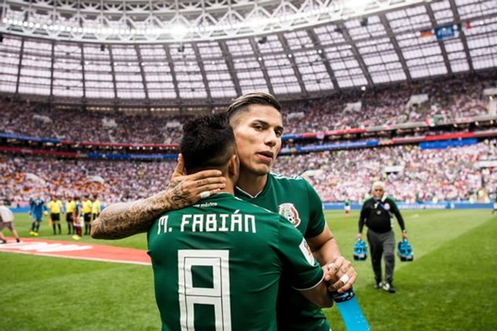 Die Mexikaner Carlos Salcedo (r) und Marco Fabian feiern den Sieg gegen das DFB-Team.