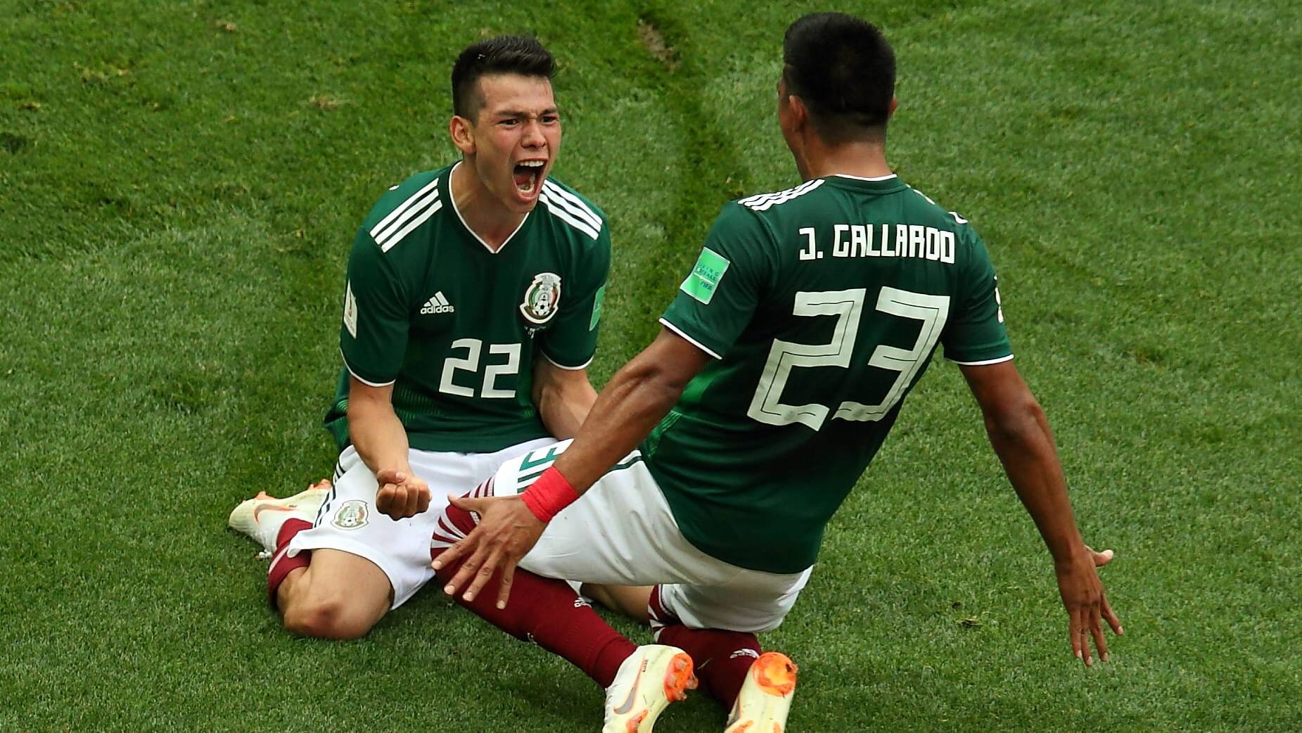 Grenzenloser Jubel bei Torschütze Lozano (l.) und Gallardo: Durch das Tor bezwang Mexiko Weltmeister Deutschland.