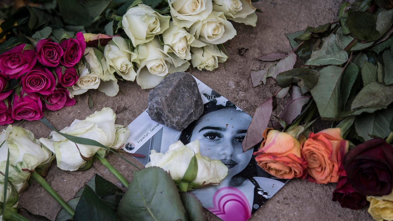 Blumen für die 14-jährige Susanna: Der Mordfall sorgte im ganzen Land für Aufregung.