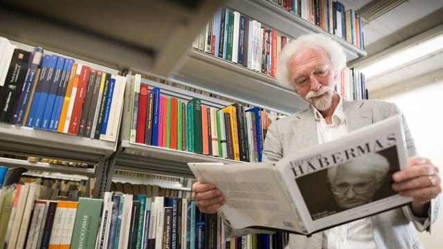 Der Sammler René Görtzen im Archivzentrum der Frankfurter Universitätsbibliothek zwischen den von ihm gesammelten Büchern von und über Jürgen Habermas.