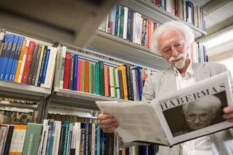 Der Sammler René Görtzen im Archivzentrum der Frankfurter Universitätsbibliothek zwischen den von ihm gesammelten Büchern von und über Jürgen Habermas.