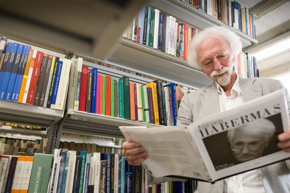 Der Sammler René Görtzen im Archivzentrum der Frankfurter Universitätsbibliothek zwischen den von ihm gesammelten Büchern von und über Jürgen Habermas.