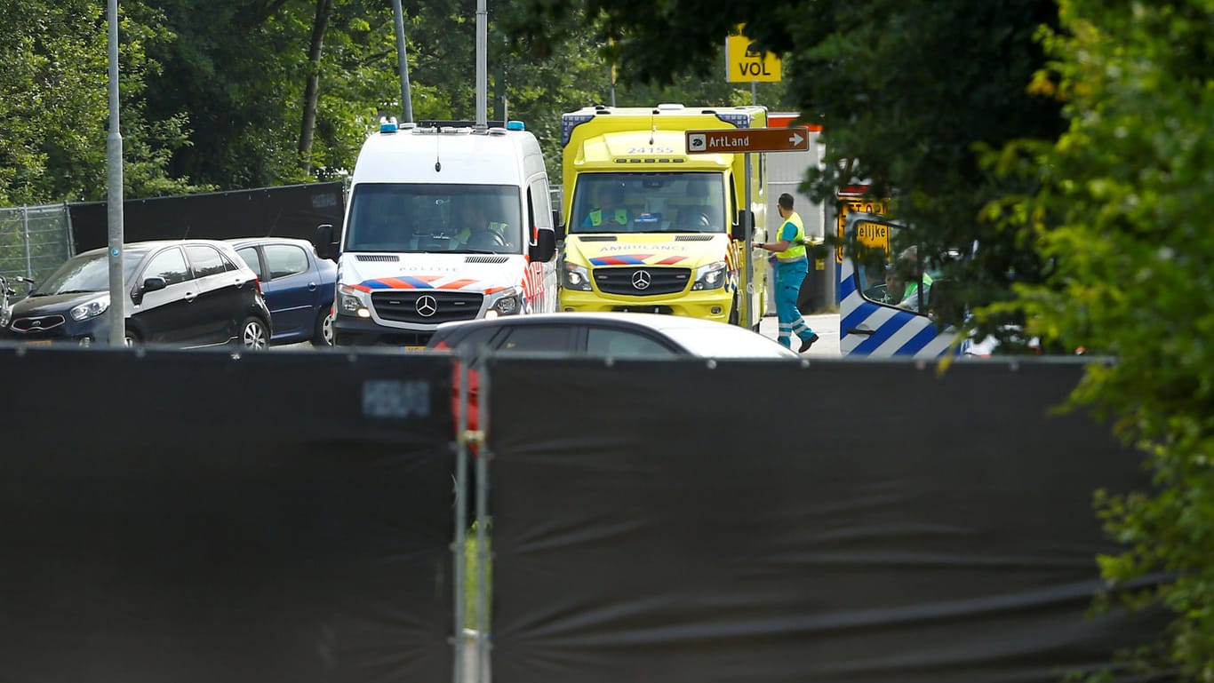 Die abgesperrte Unfallstelle in Landgraaf: Ein Autofahrer ist hier in eine Gruppe Passanten gerast.