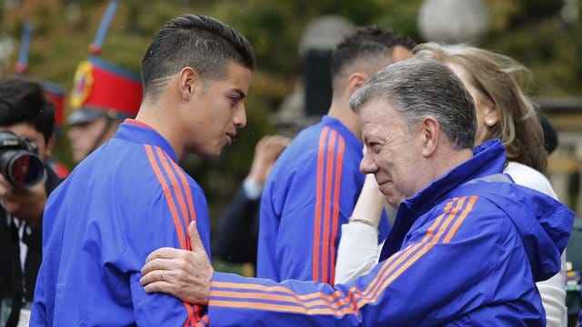 Kolumbiens Präsident Juan Manuel Santos (r) und James Rodríguez.