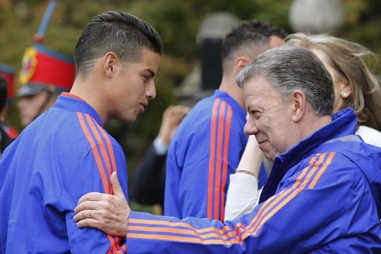 Kolumbiens Präsident Juan Manuel Santos (r) und James Rodríguez.