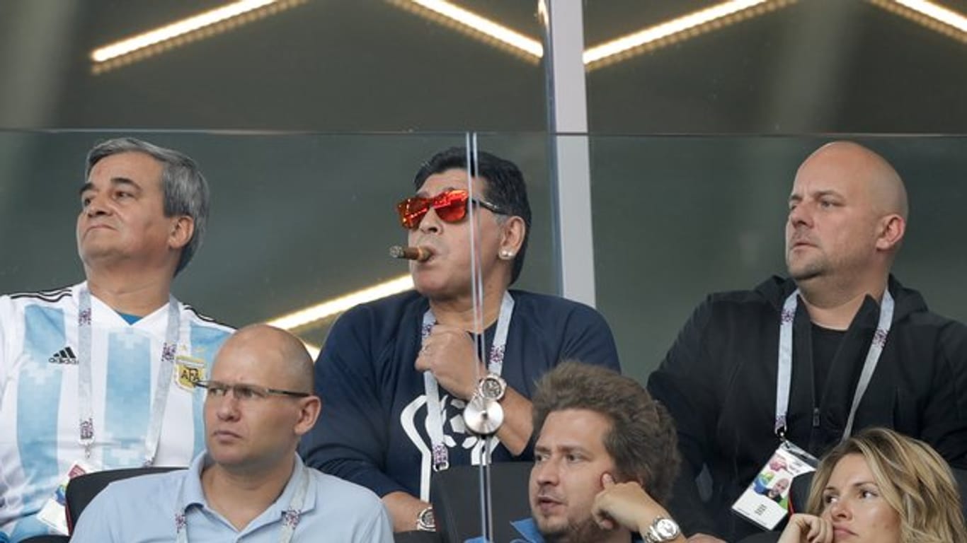 Diego Maradona (M) schaute sich den WM-Auftakt der Argentinier live im Stadion an.