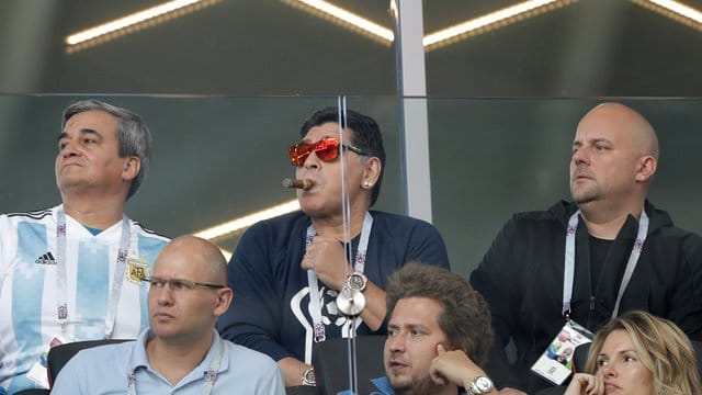 Diego Maradona (M) schaute sich den WM-Auftakt der Argentinier live im Stadion an.