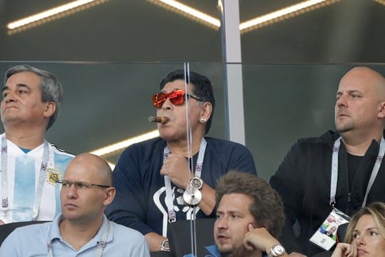 Diego Maradona (M) schaute sich den WM-Auftakt der Argentinier live im Stadion an.