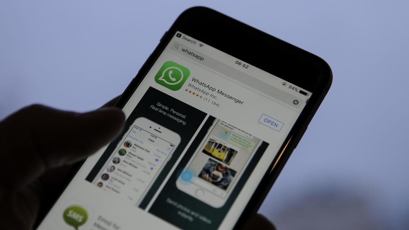 WhatsApp auf dem Handy: Der Arbeitgeber kann bestimmte Apps auf dem Diensthandy verbieten. (Symbolbild)