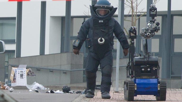 Ein Spezialist der Polizei mit einem Roboter zur Sprengung verdächtiger Funde. Das Innenministerium hat die Funde von Bomben und Bombenmaterial bei Extremisten seit 200 aufgelistet.