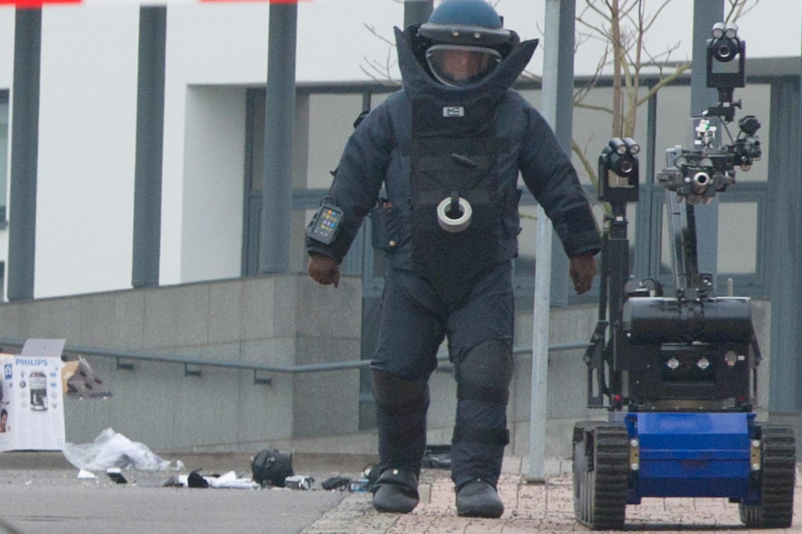 Ein Spezialist der Polizei mit einem Roboter zur Sprengung verdächtiger Funde. Das Innenministerium hat die Funde von Bomben und Bombenmaterial bei Extremisten seit 200 aufgelistet.